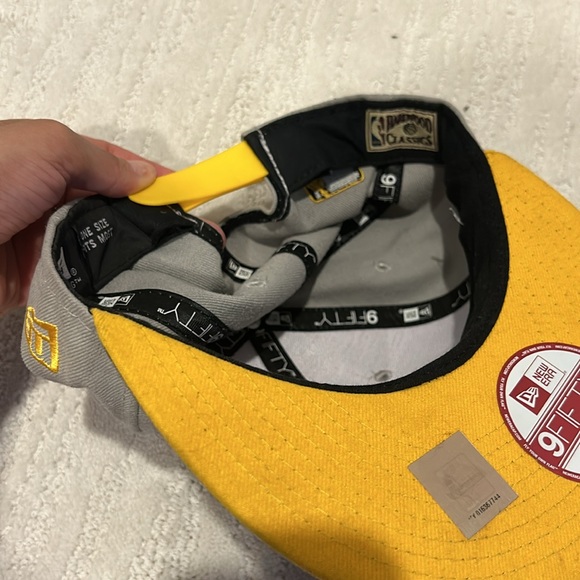 New Era Flat Brim 9FIFTY Los Angeles Lakers NBA Black Grey Yellow Snapback Cap - Picture 5 of 7